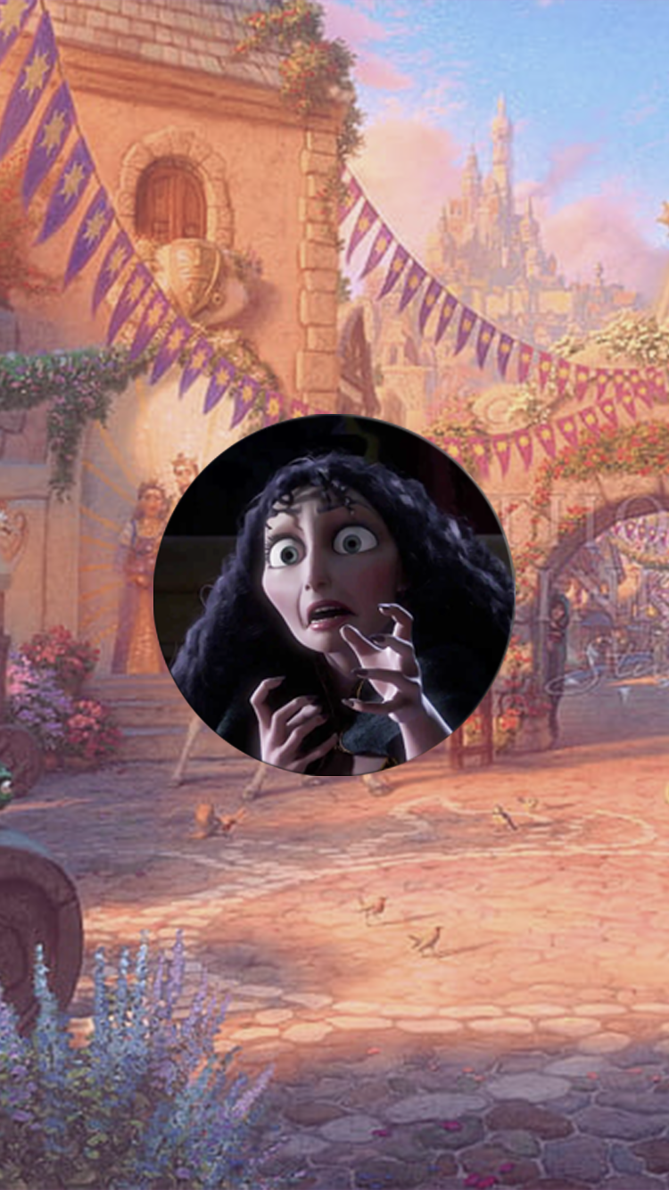 Sur quoi Mère Gothel trébuche-t-elle juste avant de tomber de la tour ?