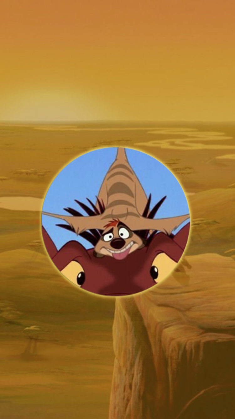 Comment s'y prennent Timon et Pumba pour distraire les hyènes ?