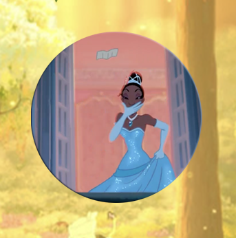 Effrayée d'entendre une grenouille parler, qu'est-ce que Tiana lui jette dessus?